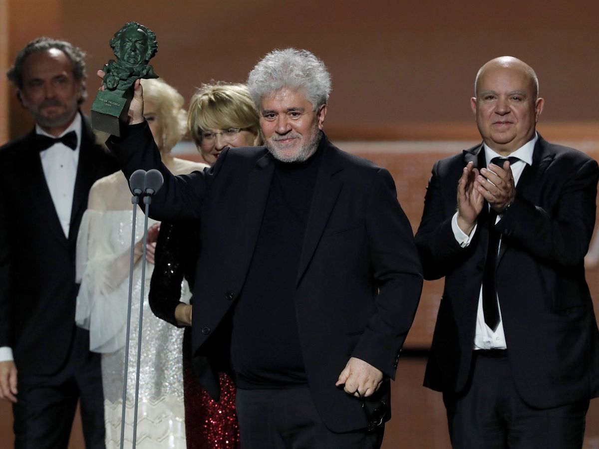Foto: El director Pedro Almodóvar recogiendo su Premio Goya 2020 a Mejor Película. Foto: Efe