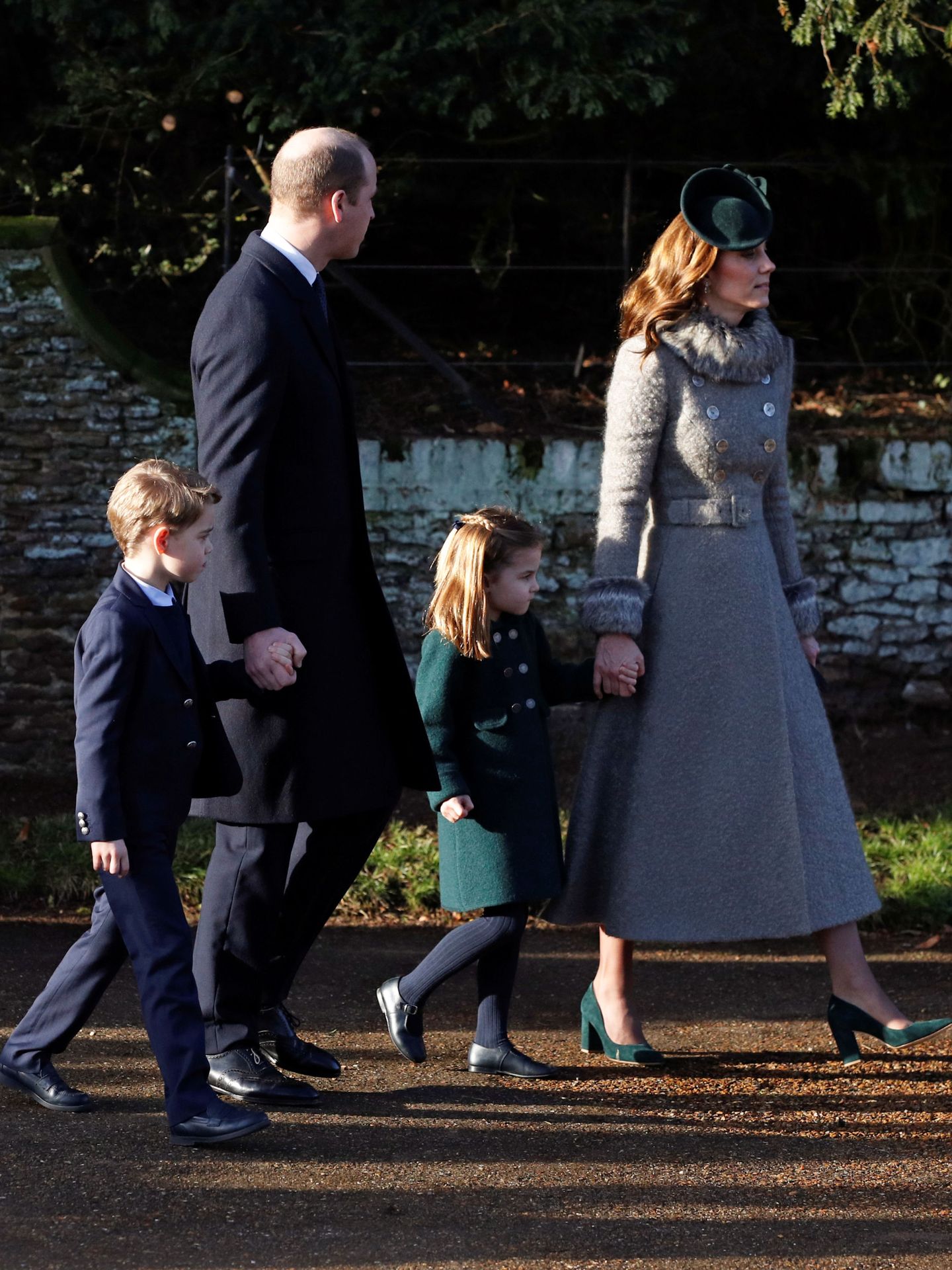 Los duques de Cambridge, junto a sus hijos mayores la pasada Navidad en Sandrigham. (Reuters)