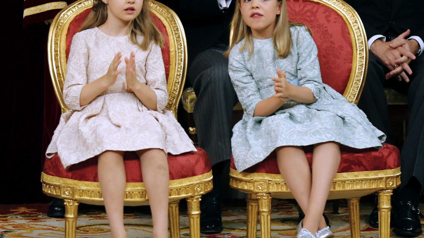 La princesa Leonor y la infanta Sofía, el día de la proclamación del rey Felipe. (EFE)