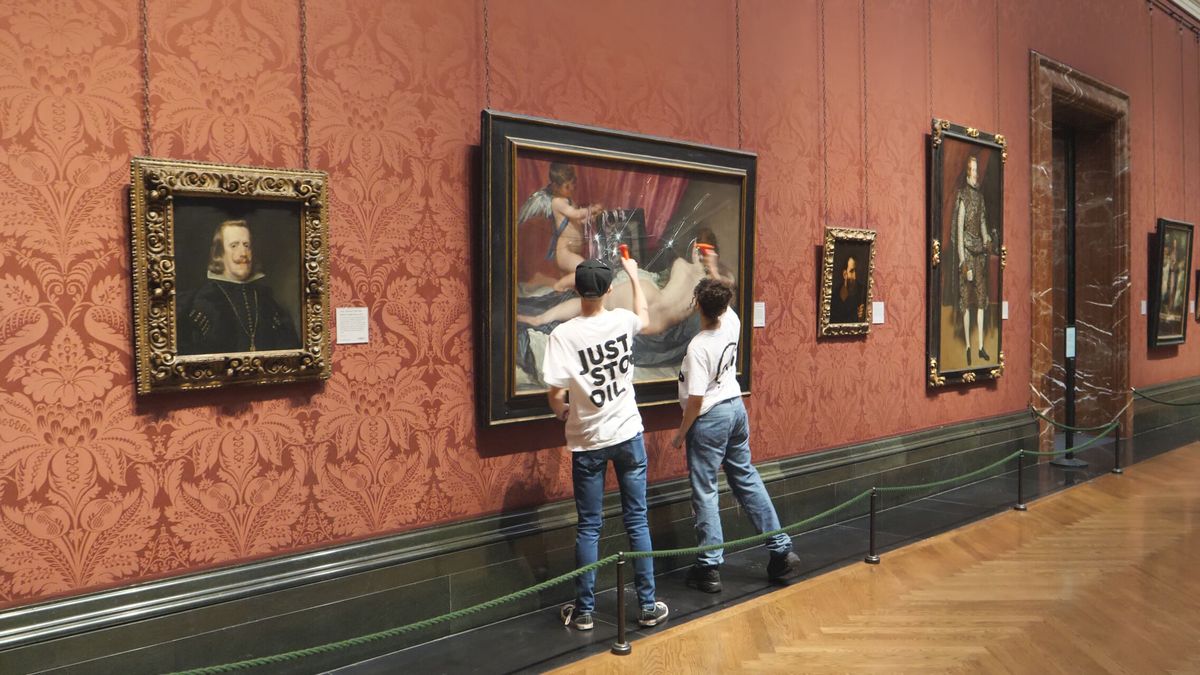Dos activistas atacan a martillazos la 'Venus del espejo' de Velázquez en la National Gallery de Londres
