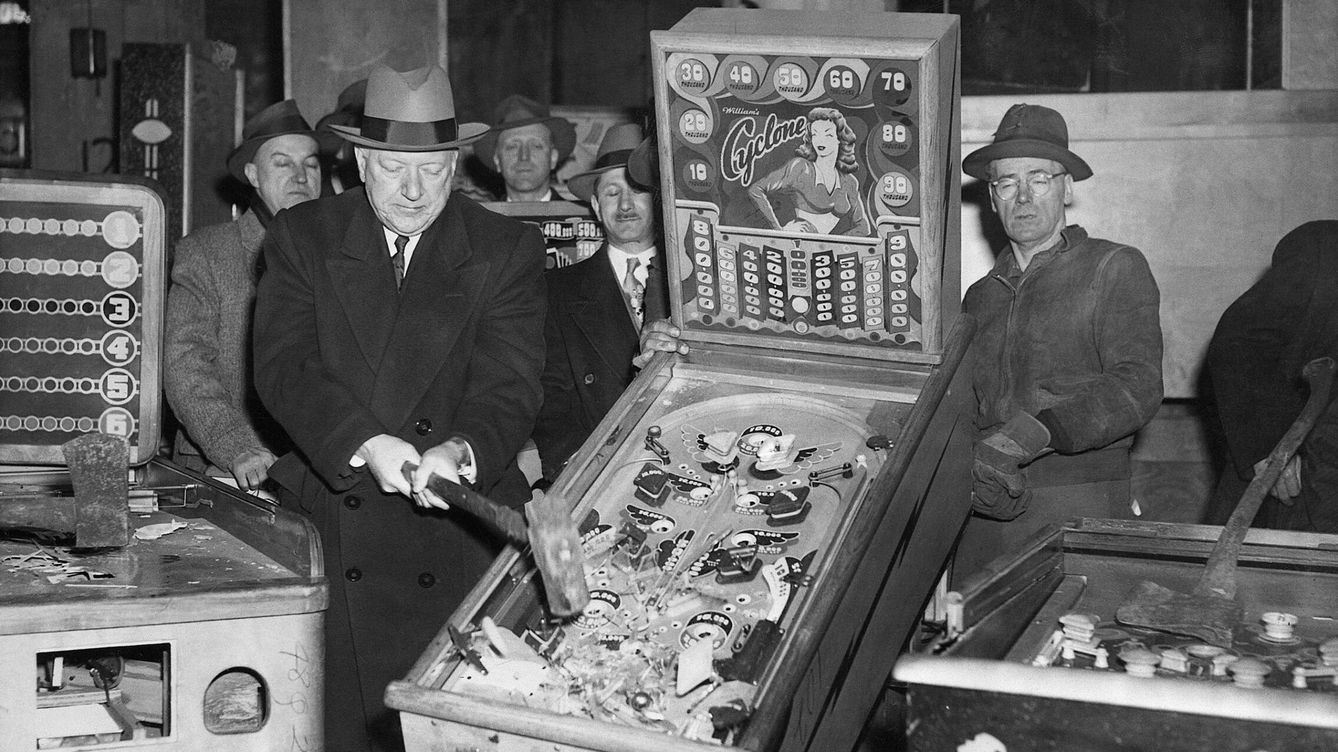 Foto: La policía de Nueva York destruye una máquina de pinball en1949. (Getty/Bettmann)