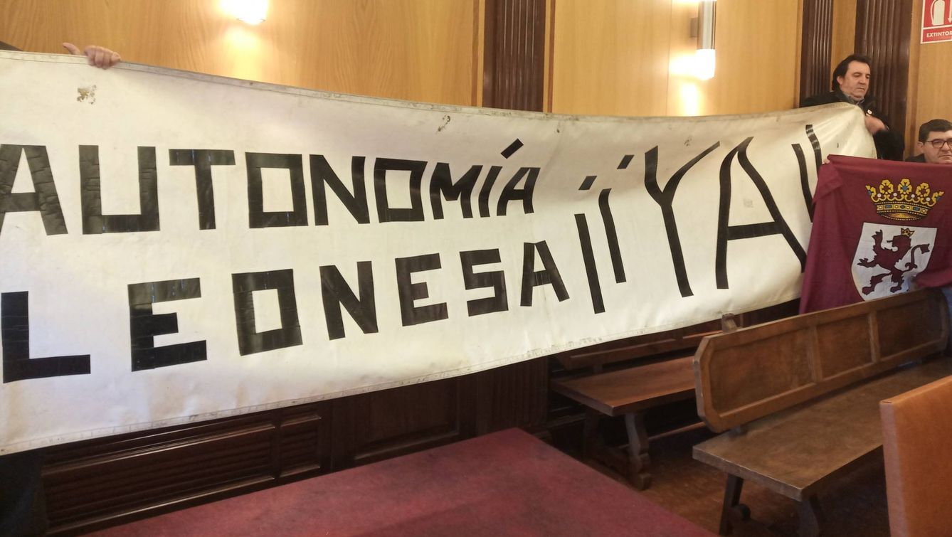 Pancarta desplegada e el pleno del Ayuntamiento de León en favor de la autonomía de la Región Leonesa. (EP)