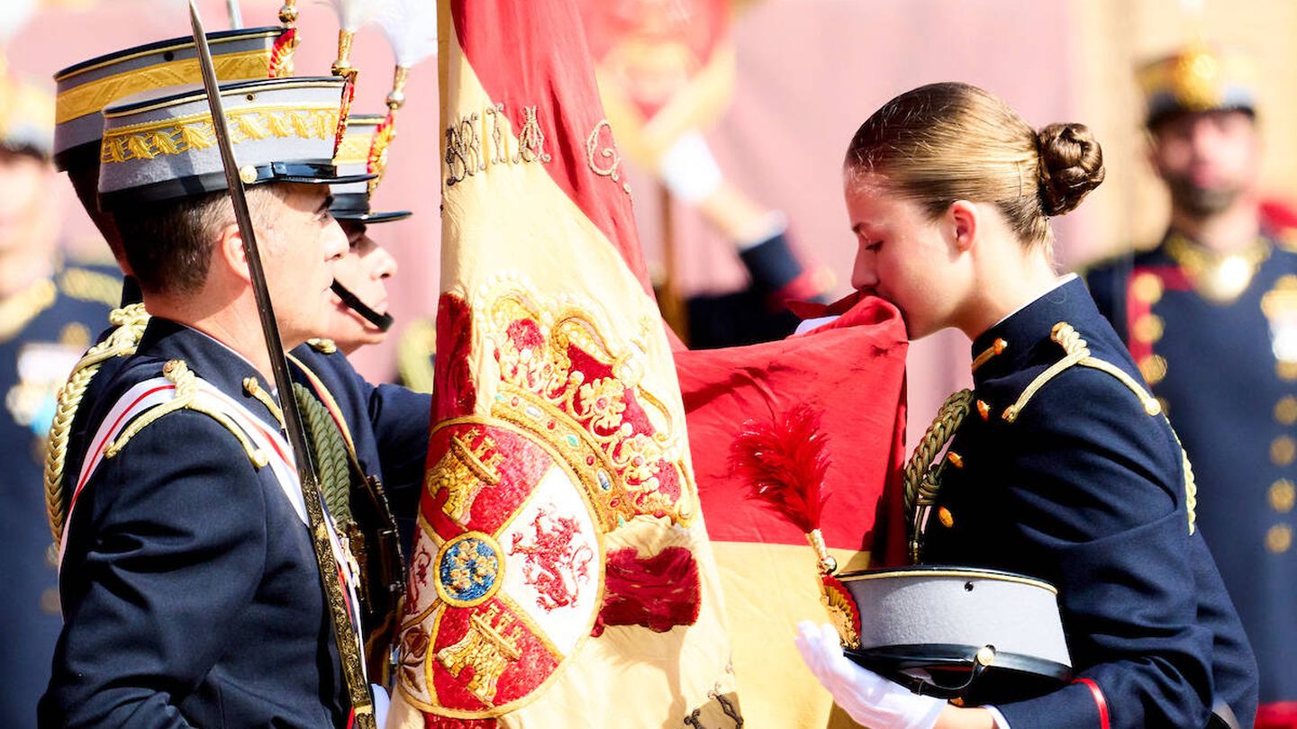 Leonor de Borbón besando la bandera. (LP)