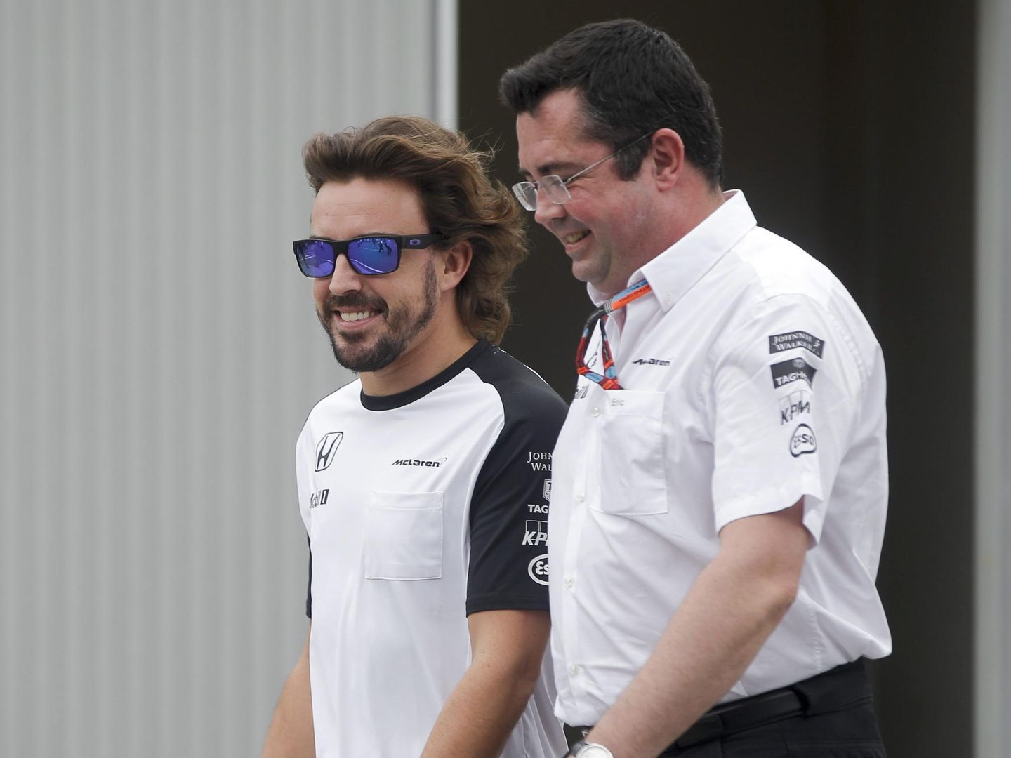 Éric Boullier y Fernando Alonso deberían seguir trabajando juntos en 2018. (EFE)