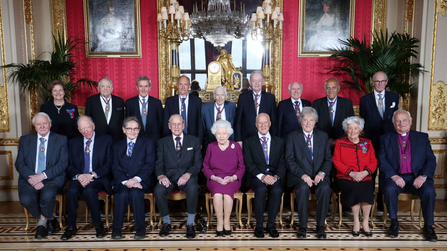 La reina Isabel con miembros de la Orden del Mérito este martes. (Reuters)