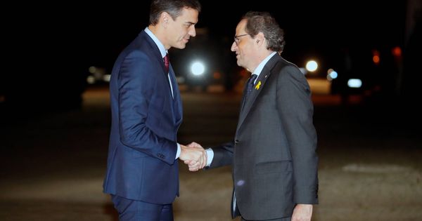 Foto: Quim Torra recibe a Pedro Sánchez a su llegada al Palau de Pedralbes, el pasado 20 de diciembre en Barcelona. (EFE)
