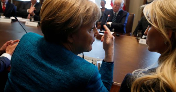 Foto: Merkel charla con Ivanka Trump durante una reunión con el presidente Trump en la Casa Blanca. (Reuters) 