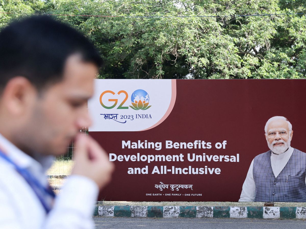 Foto: Un cartel muestra la imagen del primer ministro indio, Narendra Modi, antes de la Cumbre del G20 en Nueva Delhi. (Reuters / Anushree Fadnavis)