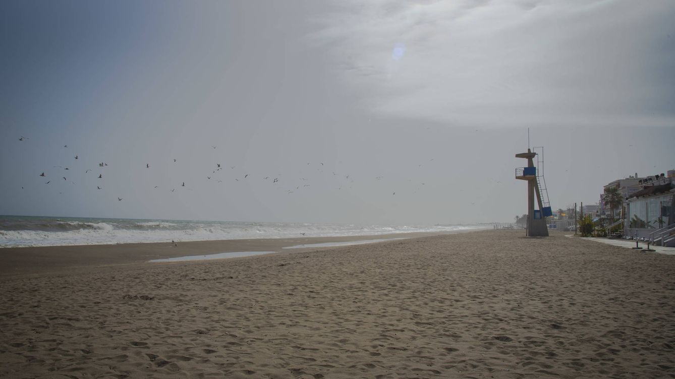 Foto: La Playa de La Carihuela de Torremolinos, vacía este pasado miércoles (Toñi Guerrero).