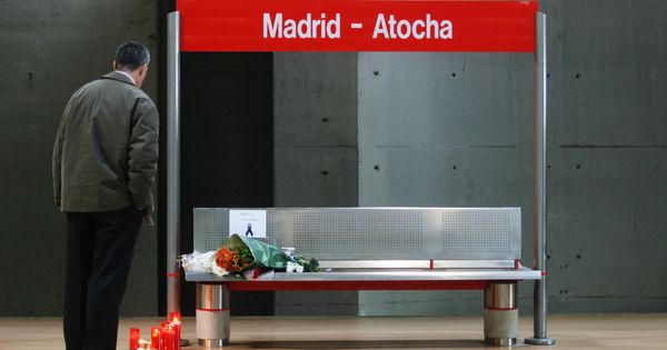 Foto: Un hombre rinde homenaje a las víctimas de los atentados del 11-M en la estación de Atocha, Madrid, el 11 de marzo de 2005. (Reuters)
