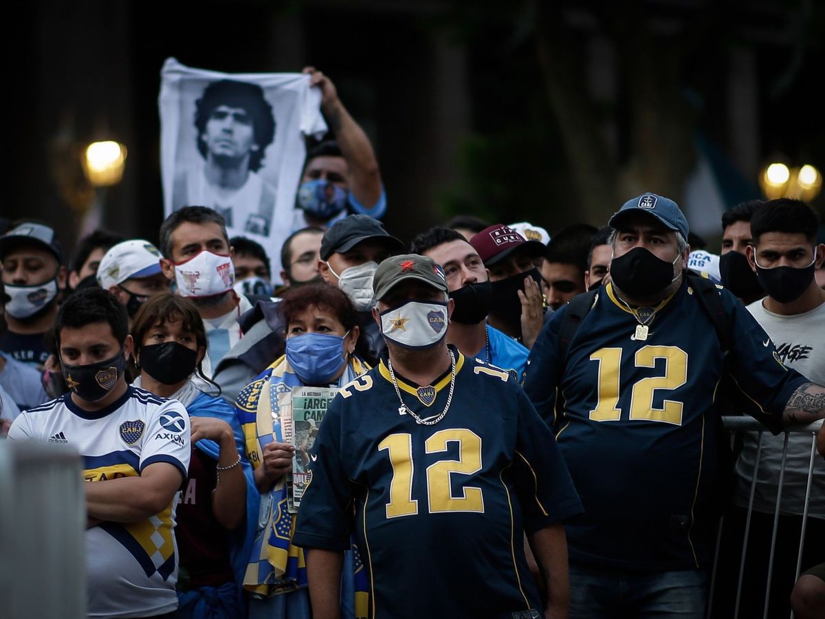 Foto: Seguidores de Diego Armando Maradona, a las puertas de la Casa Rosada, donde se ha dispuesto la capilla ardiente. (EFE)