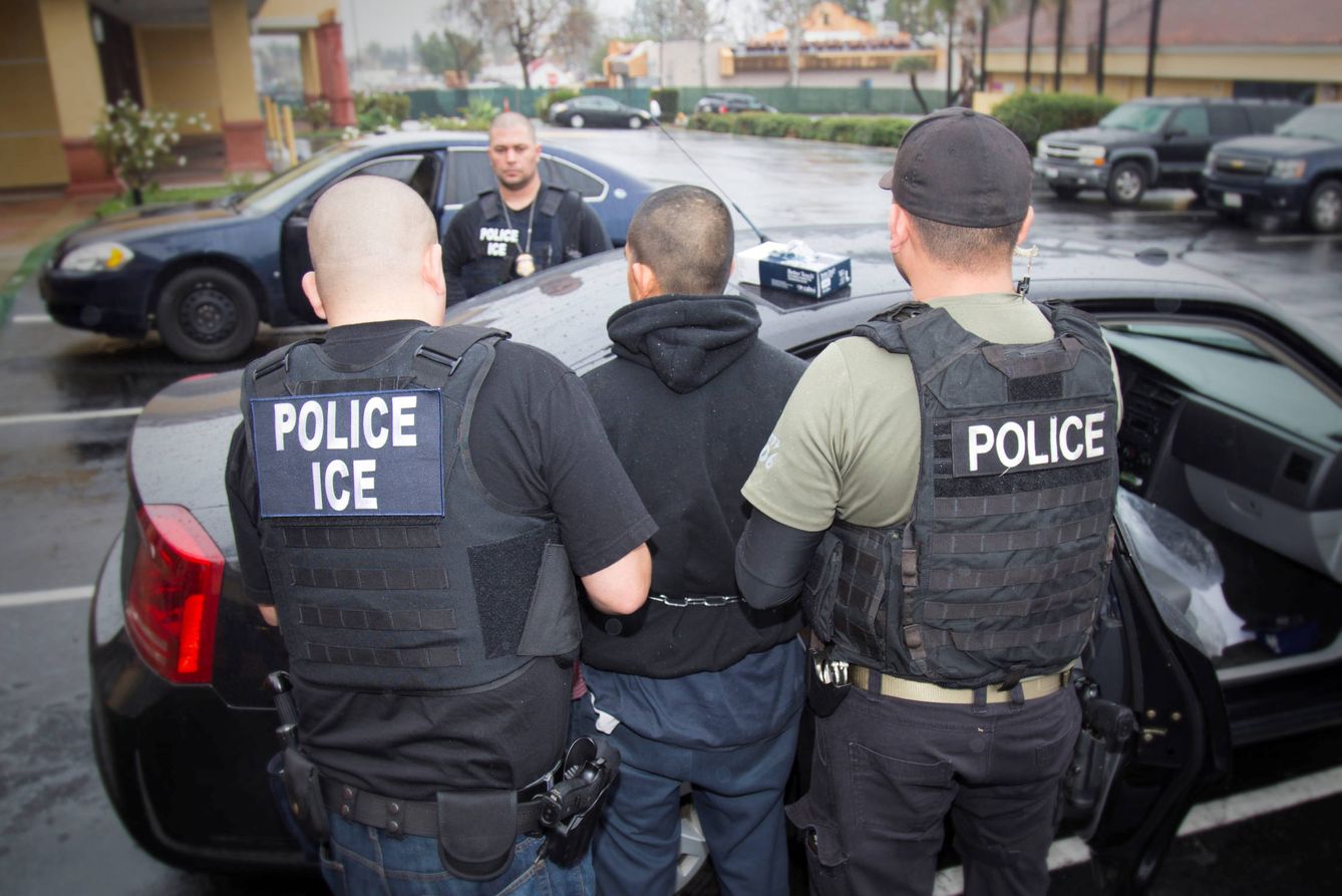 Agentes de la agencia de política migratoria y aduanera (ICE) durante una operación en Los Ángeles. (Reuters)