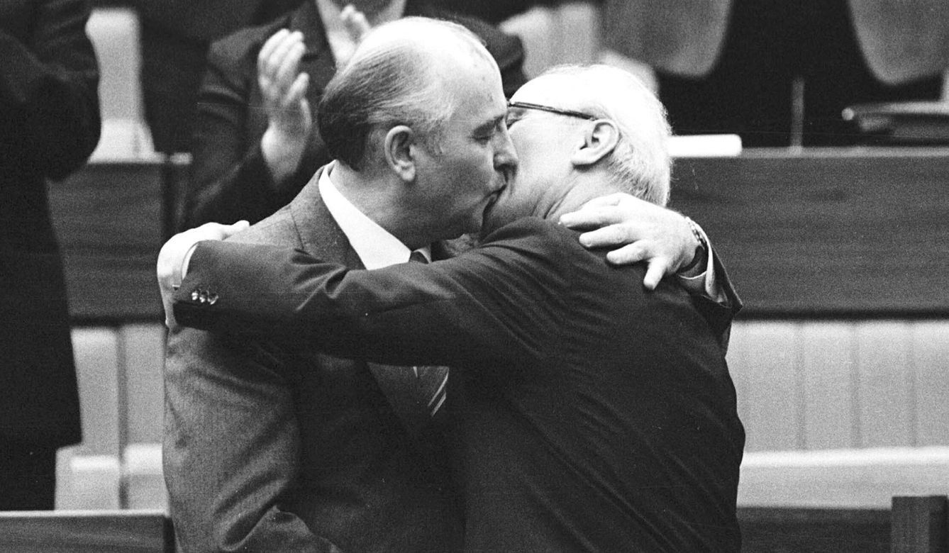 Mikhail Gorbachov se abraza con el líder de Europa del ESte, Erich Honecker en 1986. (Reuters)