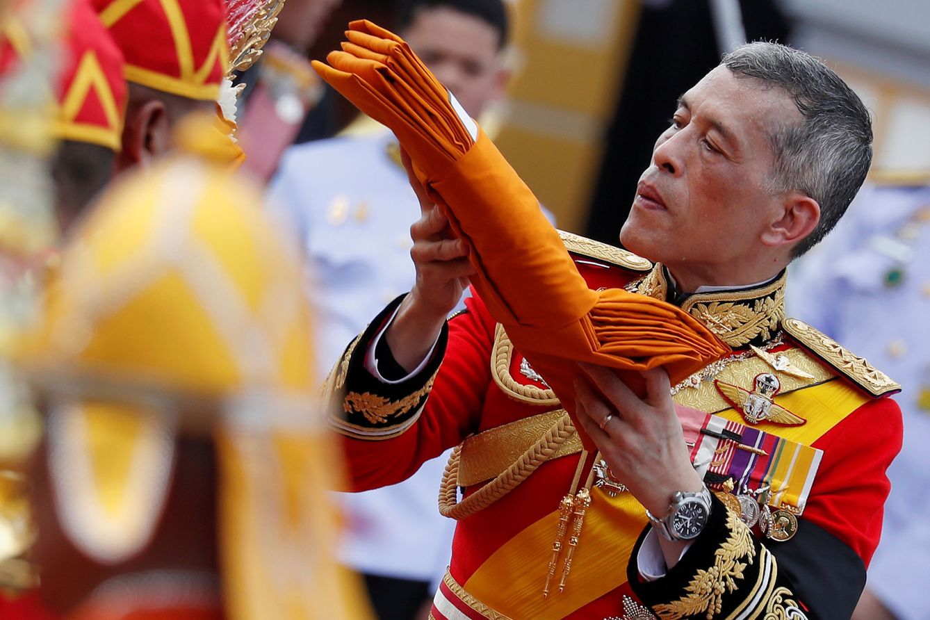El nuevo rey de Tailandia Maha Vajiralongkorn durante la ceremonia. (Reuters)