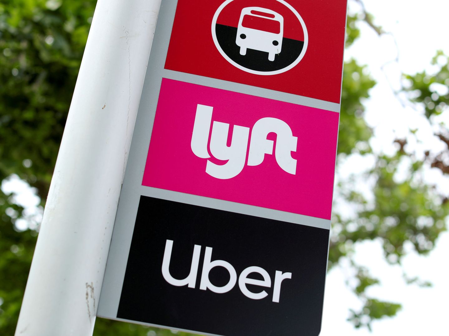 Marca de Uber, Lyft y Aurobus, en California. (Reuters)