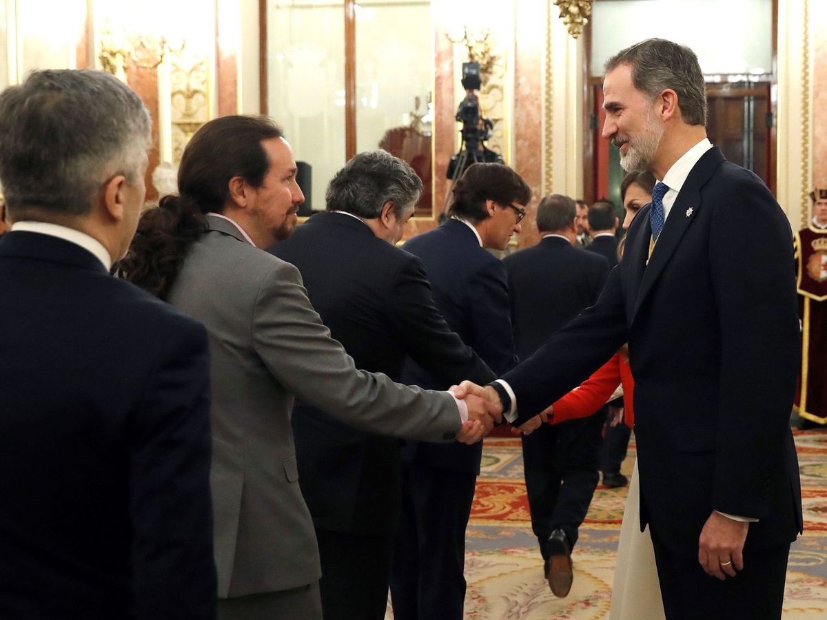 Foto: Pablo Iglesias (i) y Felipe VI, tras la sesión solemne de la apertura de la XIV Legislatura celebrada este lunes en Congreso. (EFE)
