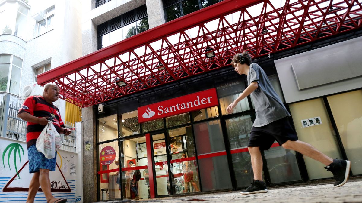 Santander se compromete a recolocar a todos los afectados del ERE que lo quieran