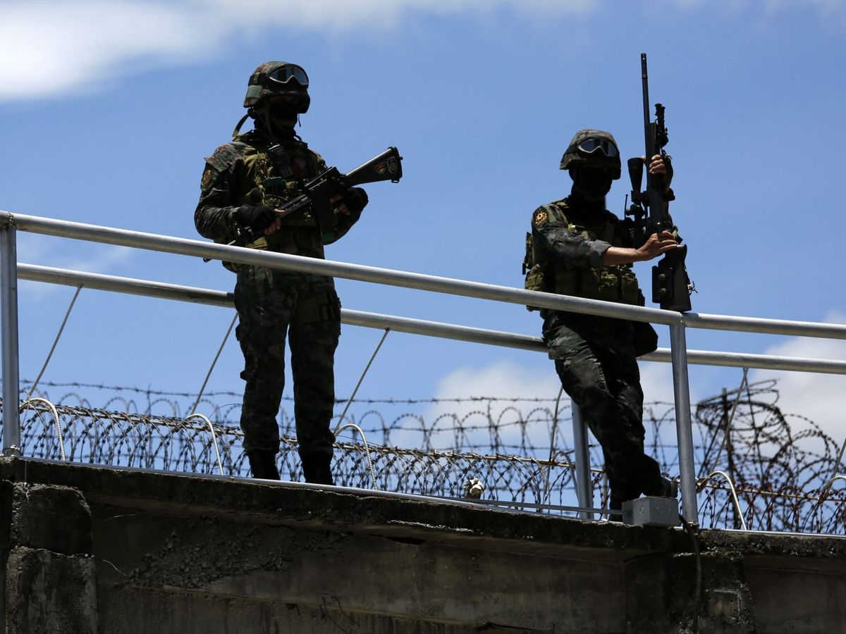 Foto: Efectivos policiales en la prisión Nueva Bilibid. (EFE/Francis R. Malasig)