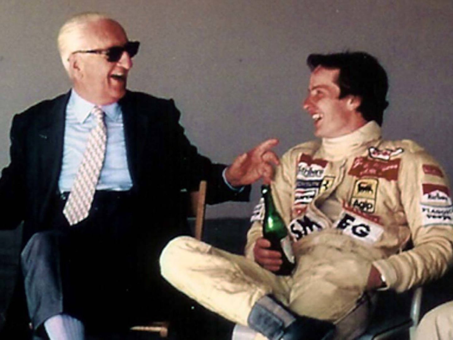 Enzo Ferrari charlando con Gilles Villeneuve, su piloto favorito.