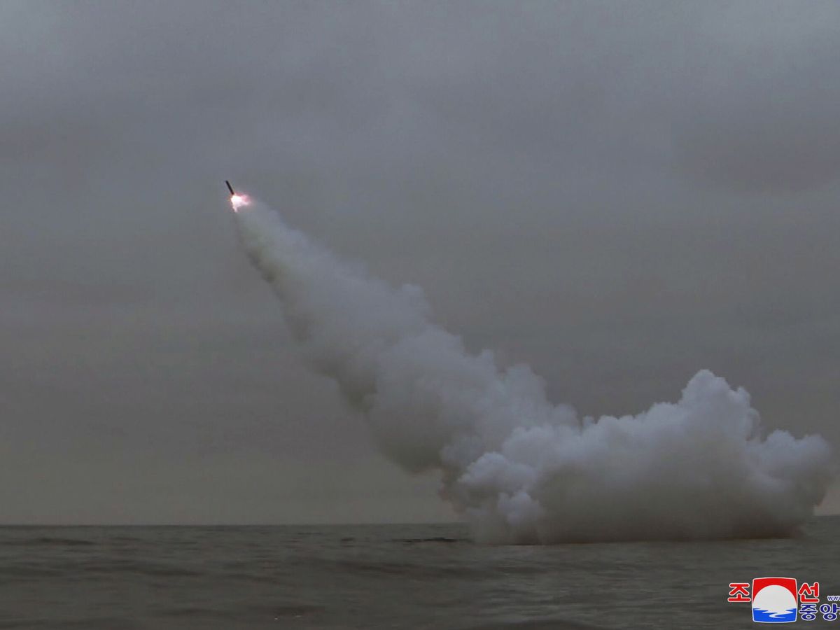 Foto: Una foto difundida por la Agencia Central de Noticias de Corea del Norte (KCNA) muestra el lanzamiento de un misil de crucero desde un submarino norcoreano. (EFE/KCNA)