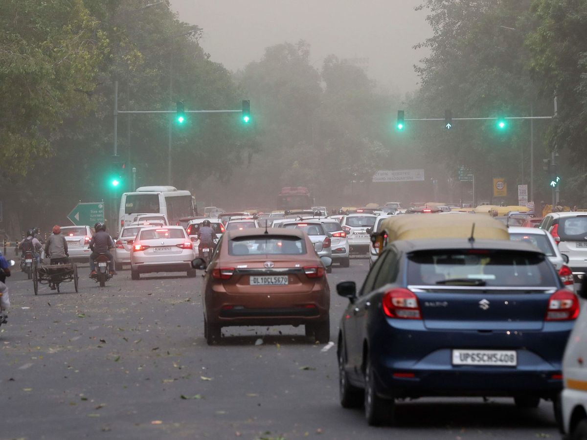 Foto: Tráfico durante una tormenta de polvo en Nueva Delhi. (EFE)
