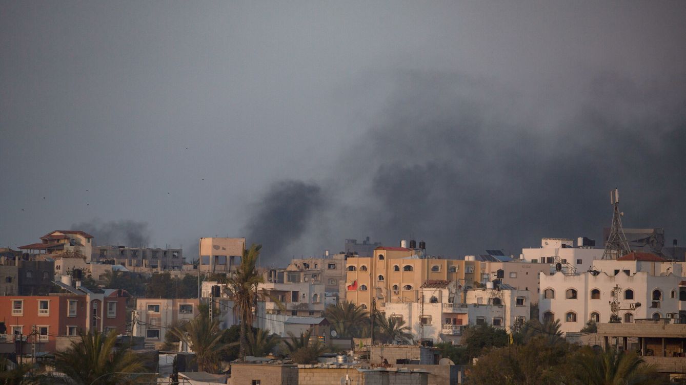Foto: Columnas de humo en Gaza por los bombardeos. (EFE/EPA/Haitham Imad)
