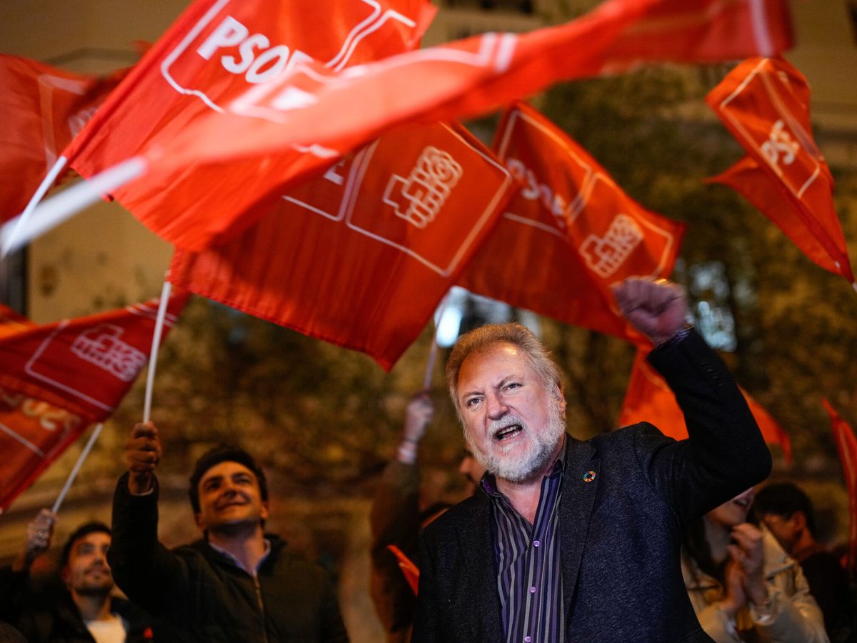 Foto: Manifestación en apoyo a Pedro Sánchez en la sede del PSOE de Ferraz, en Madrid. (EFE/Borja Sánchez-Trillo)