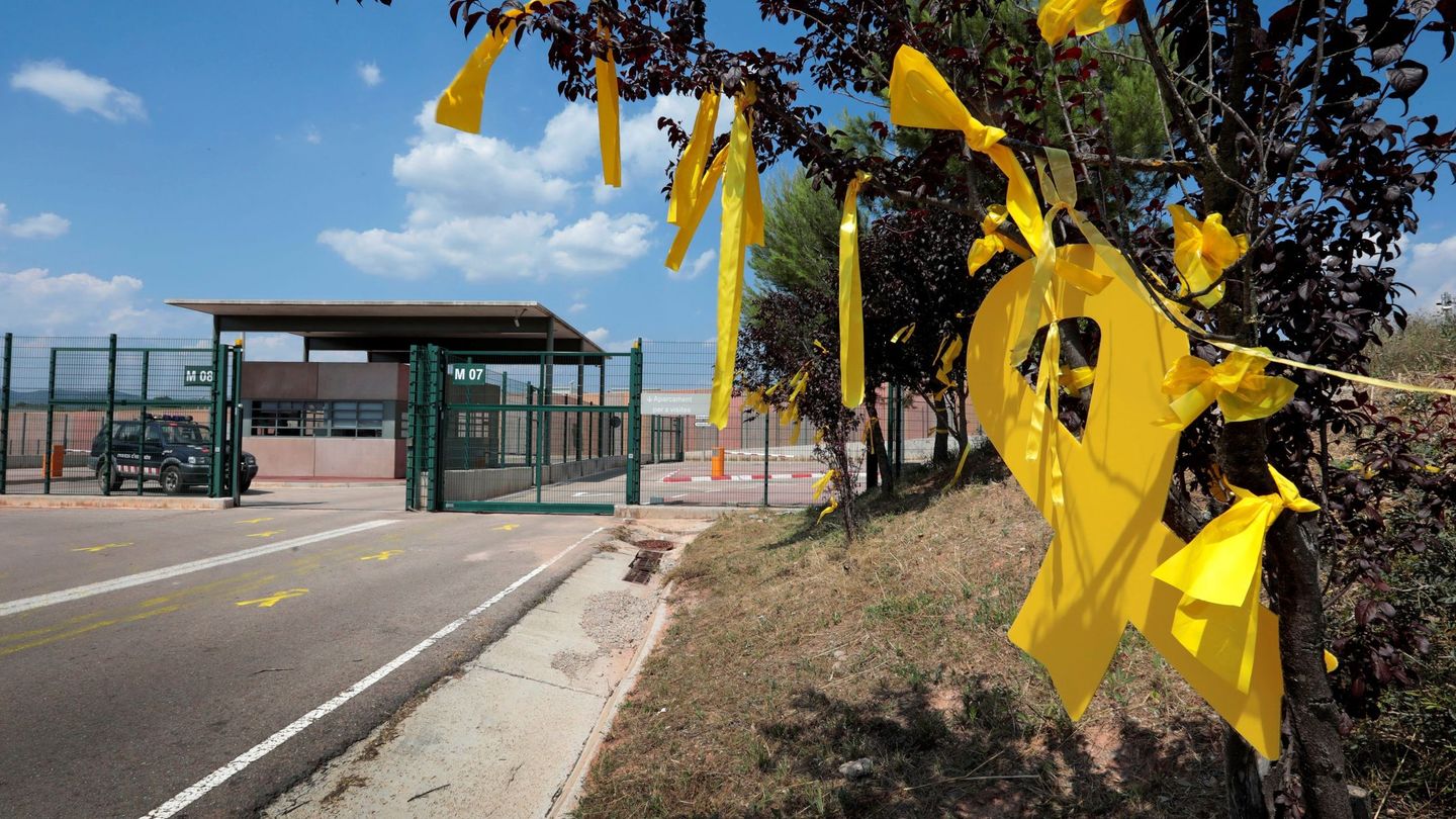 Accesos al centro penitenciario de Lledoners con lazos amarillos a la entrada de la prisión. (EFE) 