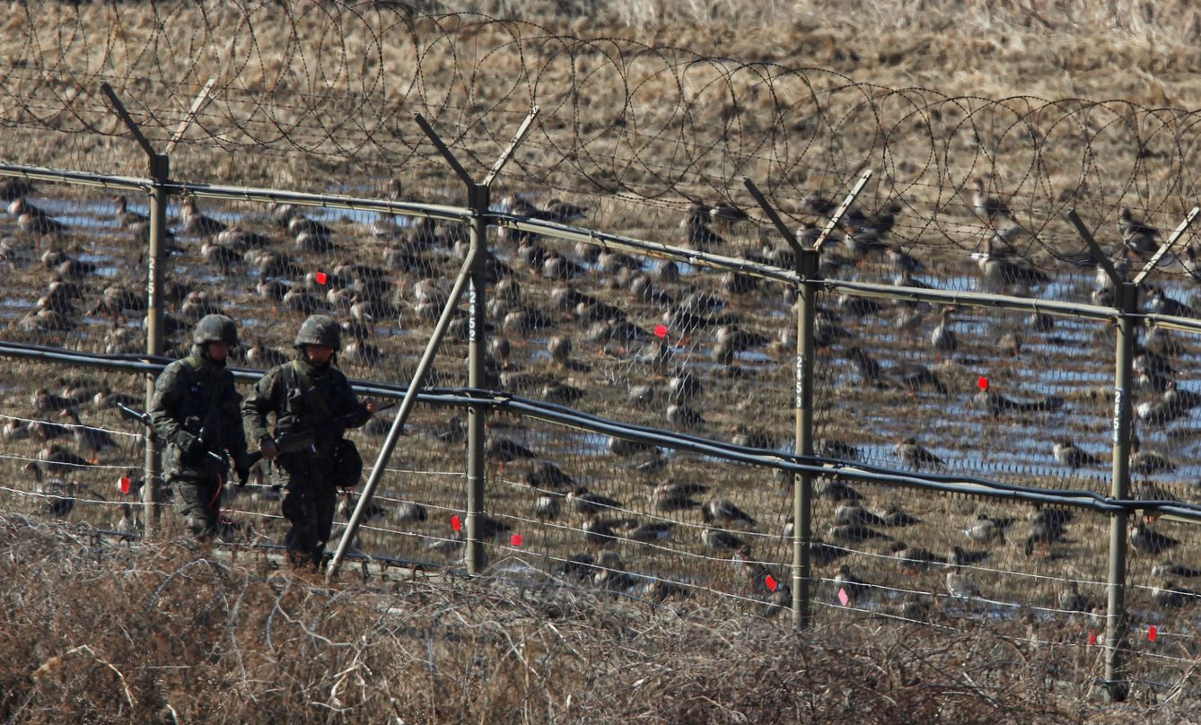 Soldados surcoreanos patrullan la frontera en la Zona Desmilitarizada. (Reuters)