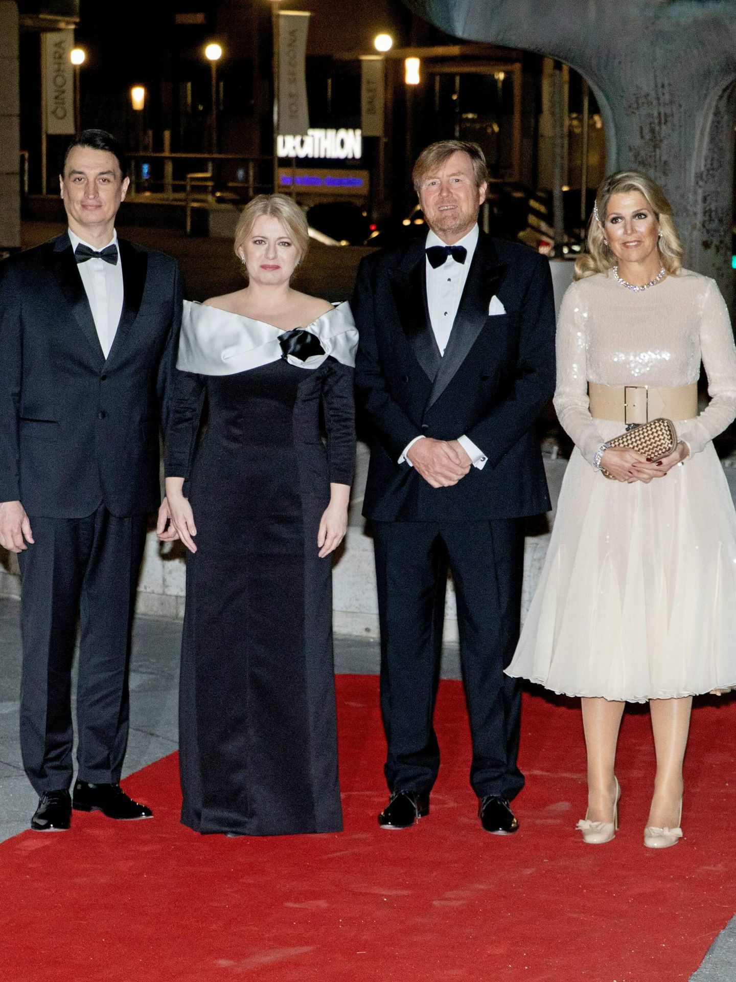  Los reyes de Holanda, con la presidenta de Eslovaquia y su marido. (CP)