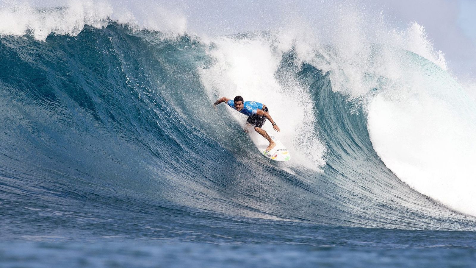Foto: Foto de recurso de surfista cogiendo una ola