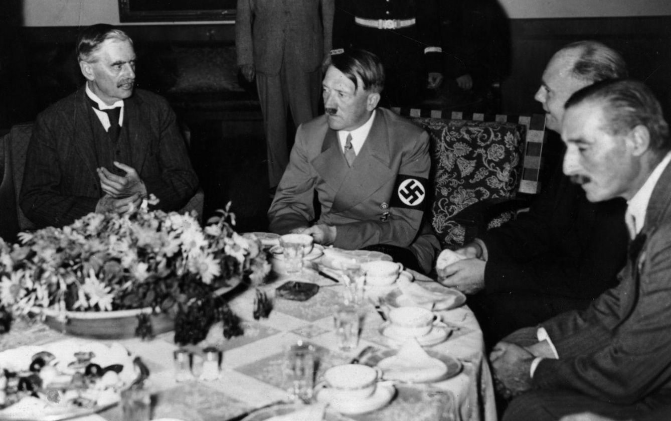 Chamberlain y Hitler en una cena en Munich en 1938