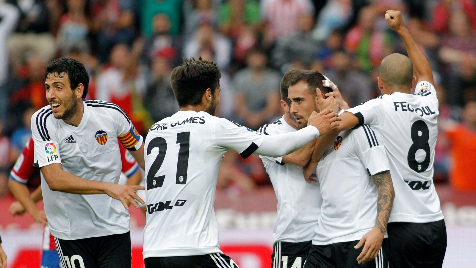 Foto: Los jugadores del Valencia celebran un gol durante la pasada temporada (Efe).