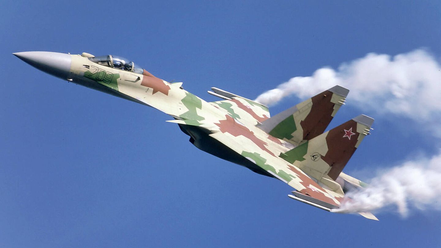 Su-35, durante una demostración en vuelo. (Rob Schleiffert)