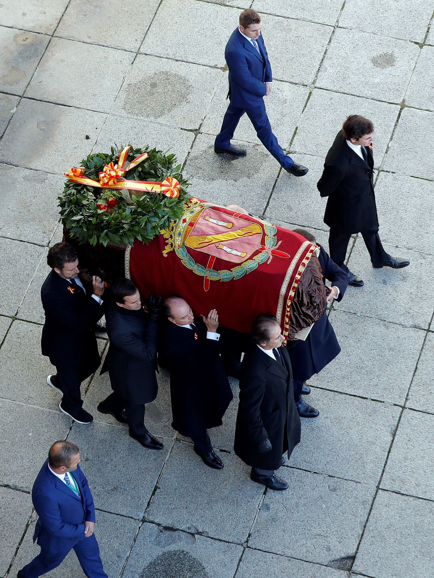 La familia de Franco traslada su ataúd tras exhumarle del Valle de los Caídos. (EFE)