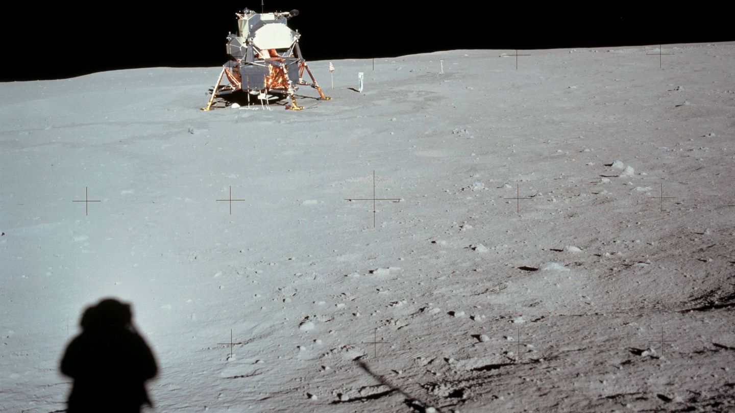 La sombra de Neil Armstrong en la superficie de la luna. (Mediapro)