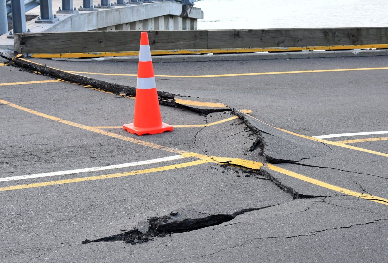 Grietas en el asfalto alrededor del puerto central de Wellington. (Reuters)