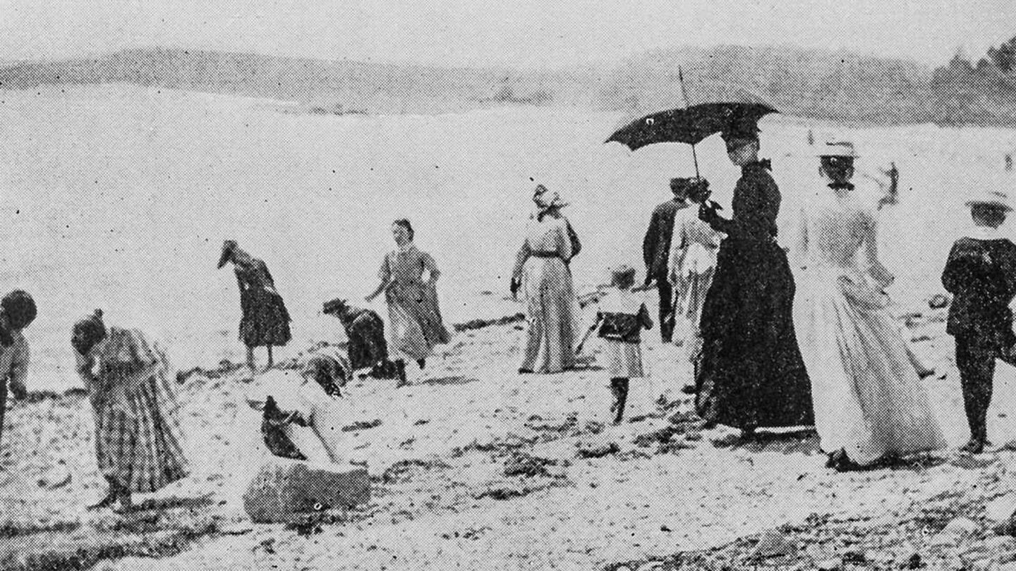 Mujeres en la playa de Coney Island a finales del siglo XIX. (iStock)