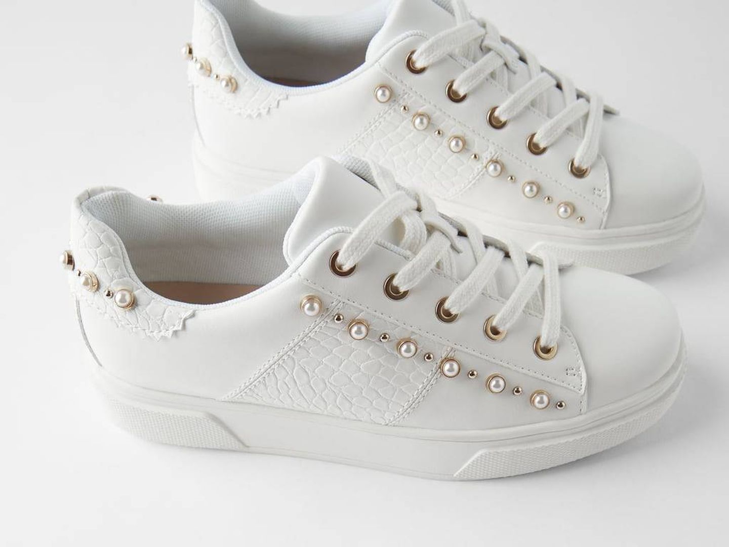 Las zapatillas deportivas blancas de Zara. (Cortesía)