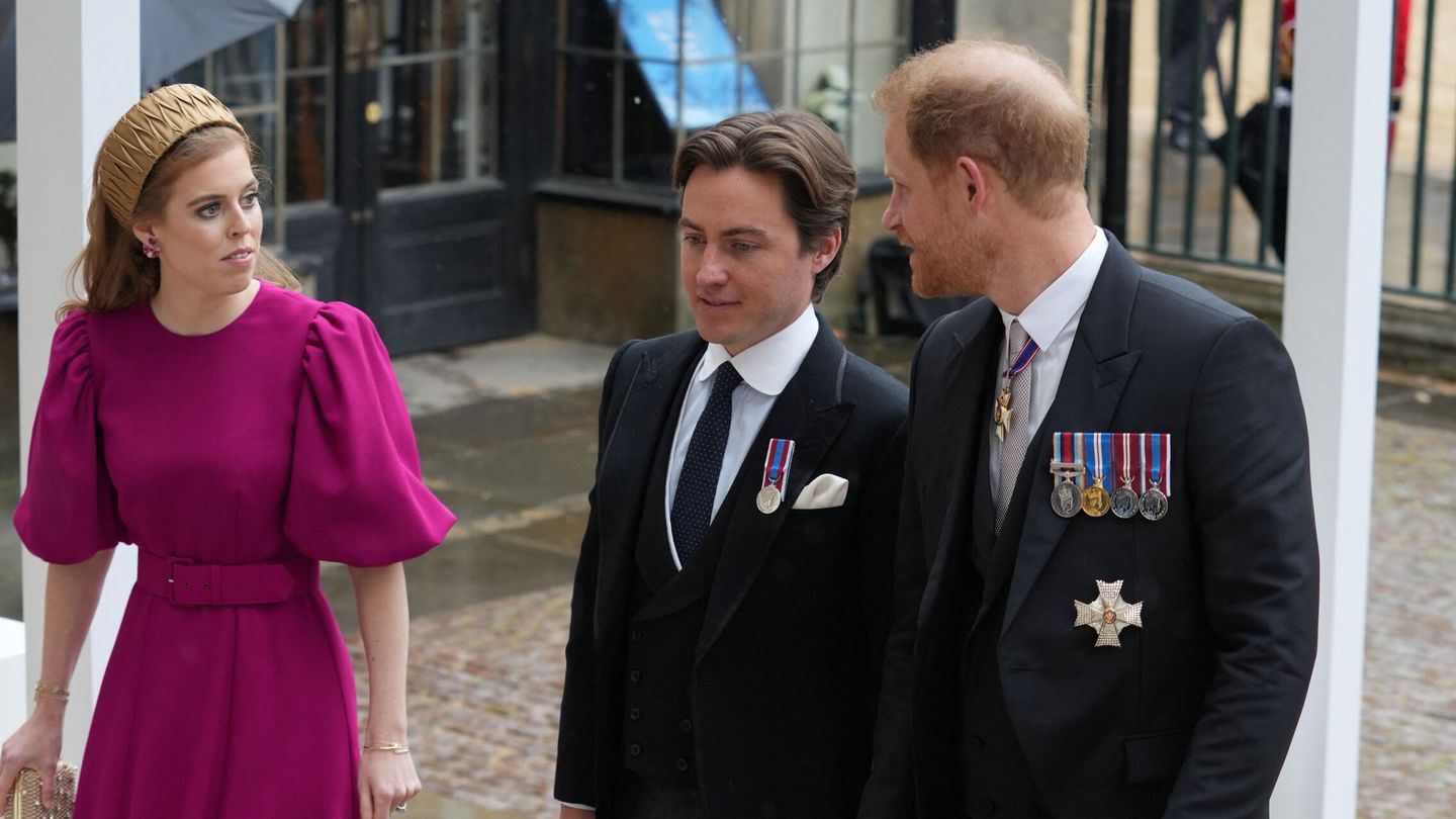 El príncipe Harry, con su prima Beatriz y su marido, Edo, a su llegada a la abadía de Westminster. (Reuters/Dan Charity)
