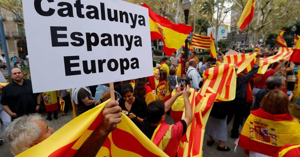 Foto: Un hombre sujeta una pancarta en la que se puede leer 'Cataluña, España, Europa'. (Reuters)