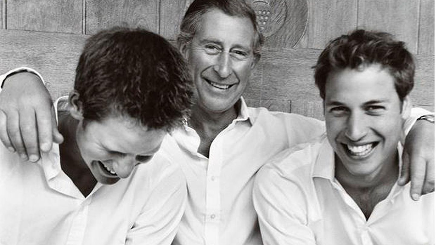 El príncipe Carlos y sus hijos, los príncipes Harry y Guillermo, retratados por Mario Testino. (Instagram)