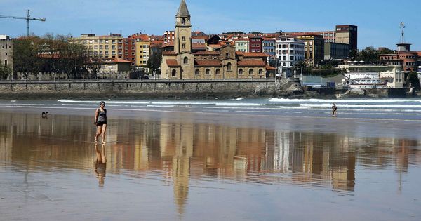 Foto: Playa de San Lorenzo en Gijón. (EFE)
