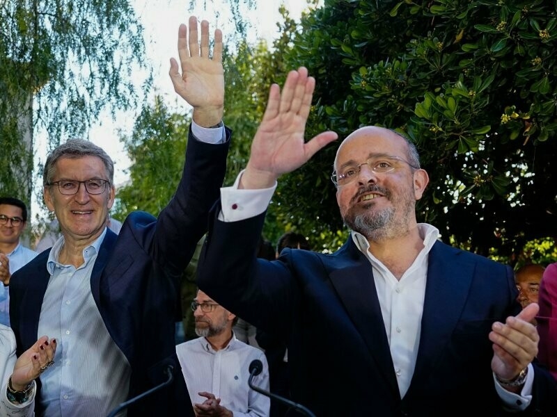Foto de                                                 Los candidatos se vuelcan para captar el voto indeciso durante el último día de campaña catalana    