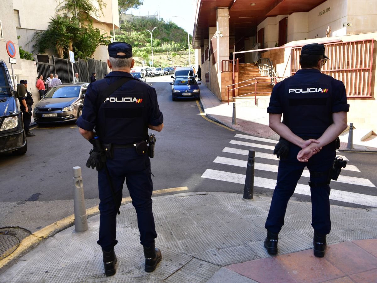 Foto: Imagen de archivo de dos agentes de la Policía Nacional. (Europa Press/Antonio Sempere)