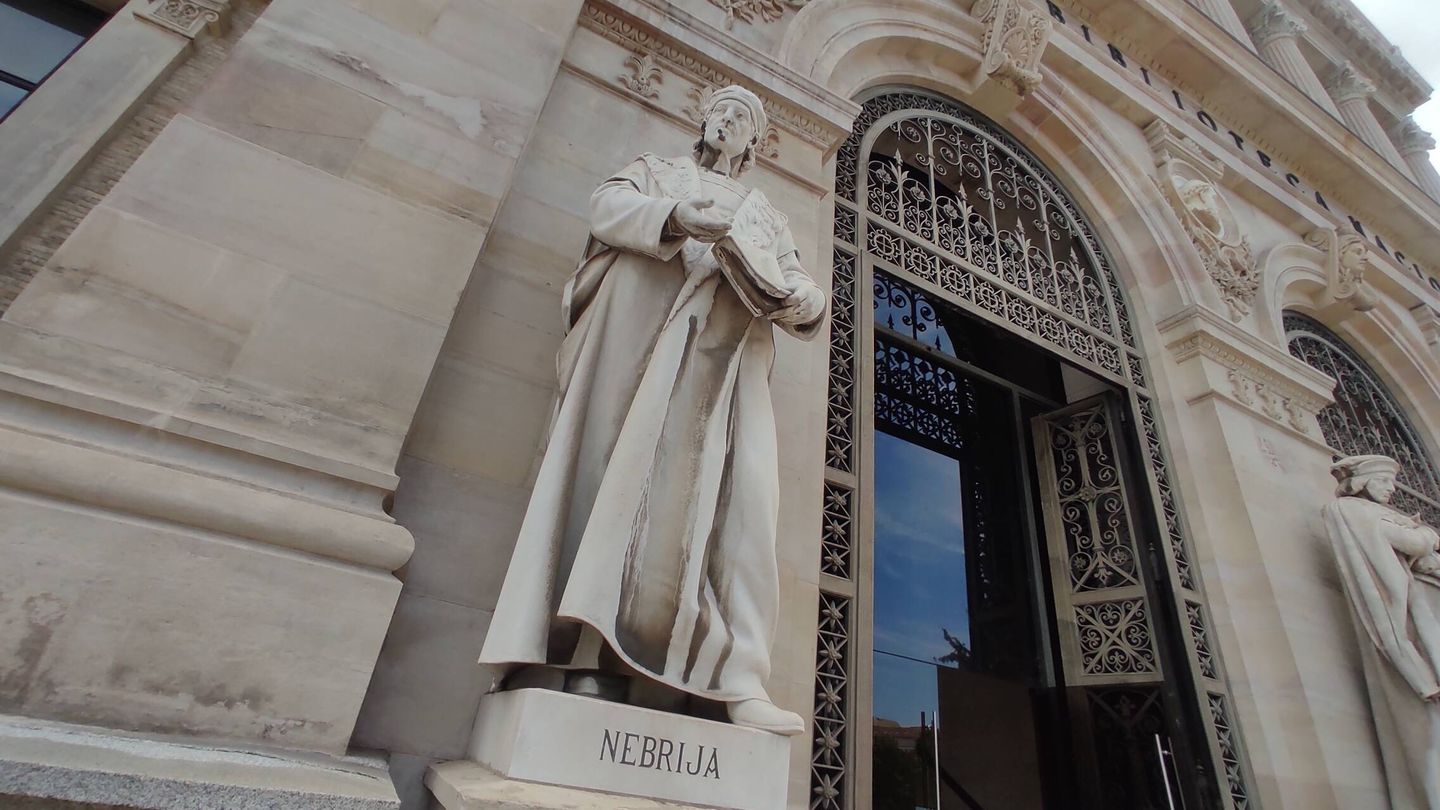 Estatua de Nebrija a la entrada de la Biblioteca Nacional