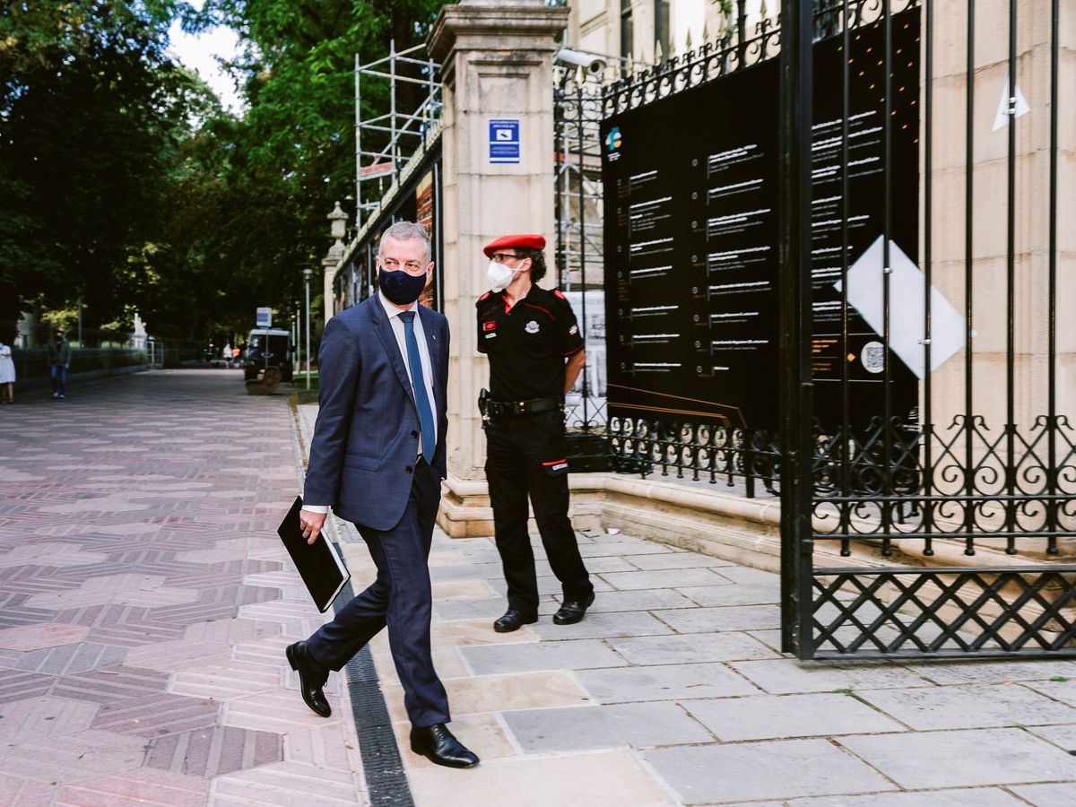 Foto: Urkullu, a las puertas del Parlamento vasco, durante la sesión constitutiva de la Cámara el pasado 3 de agosto. (EFE)