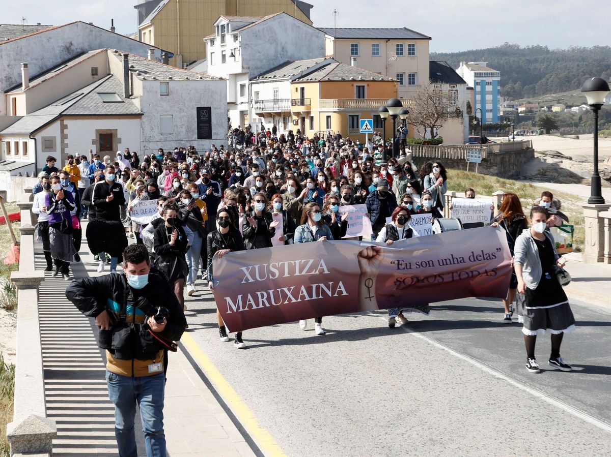 Foto:  Protesta contra el archivo de la denuncia por la grabación y distribución en canales porno de imágenes de mujeres orinando en una calle durante la fiesta de La Maruxaina en 2019. (EFE) 