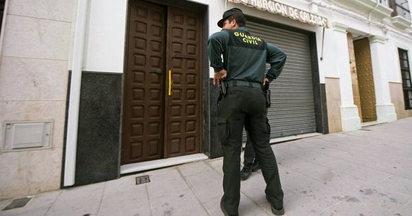 Foto: La Guardia Civil tuvo de desalojar un instituto (EFE)