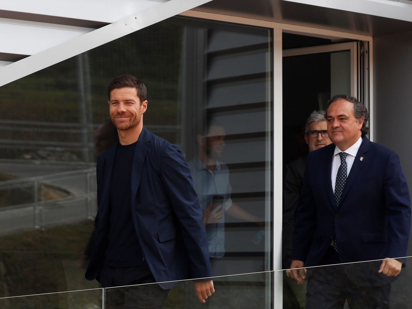Xabi Alonso, junto al presidente de la Real Sociedad, Jokin Aperribay. (EFE)